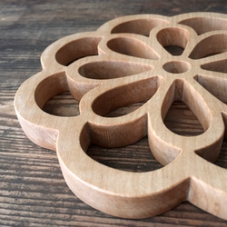 鍋敷き（菊） 国産カエデ材　無垢一枚板 1枚目の画像