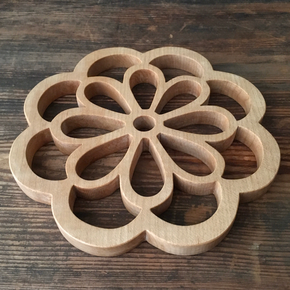 鍋敷き（菊） 国産カエデ材　無垢一枚板 3枚目の画像