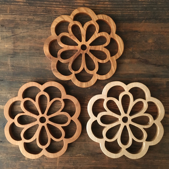 鍋敷き（菊） 国産カエデ材　無垢一枚板 4枚目の画像