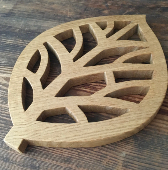 鍋敷き（葉っぱ） 国産クリ材　無垢一枚板 2枚目の画像