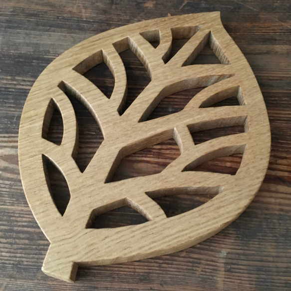 鍋敷き（葉っぱ） 国産クリ材　無垢一枚板 3枚目の画像