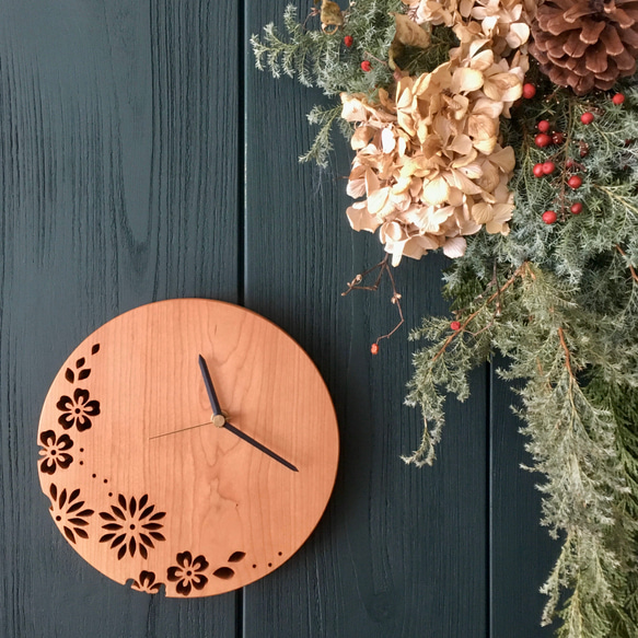 花模様の透かし彫り時計／丸／チェリー【送料無料】※受注制作品 1枚目の画像