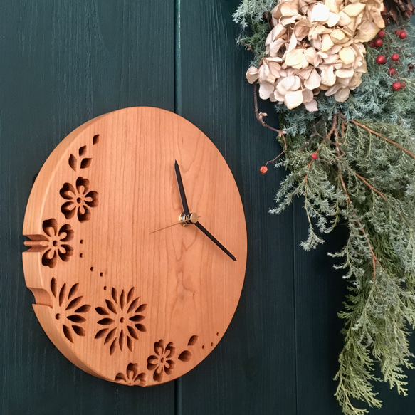 花模様の透かし彫り時計／丸／チェリー【送料無料】※受注制作品 2枚目の画像