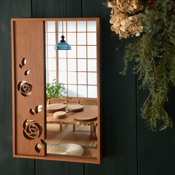 透かし彫り鏡（大）バラ柄  チェリー材【送料無料】 1枚目の画像