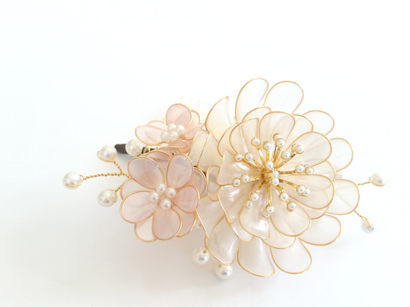 髪飾り・透き通る花びらの輝き・ヘアコーム 2枚目の画像