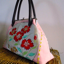 鮮やか花柄手まり柄・名古屋帯がま口バッグ・淡ピンク色 4枚目の画像