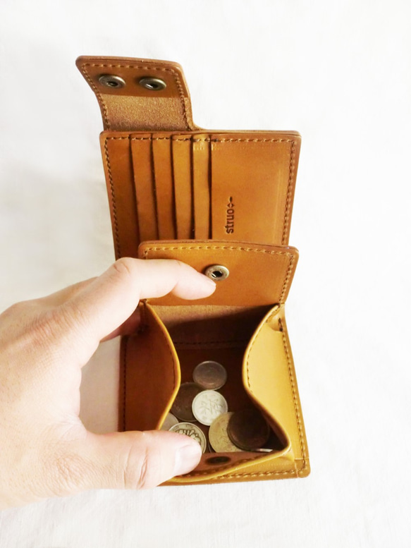 BOX式コイン部のヌメ革二つ折り財布　キャメル 3枚目の画像