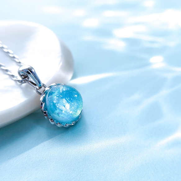 海色ひと粒ネックレス 色が変わる 〜ocean blue〜 海 オーシャン ブルー 夏 水色 1粒 レジン 1枚目の画像