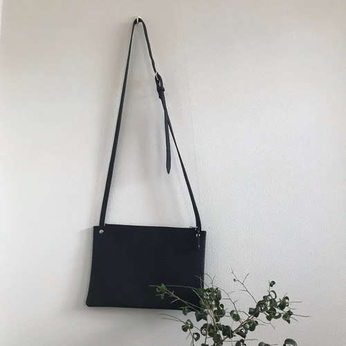 柔らかレザーのサコッシュ 黒 ミニバッグ ポシェット ショルダー 