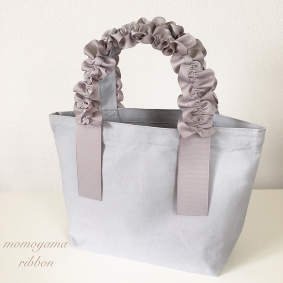 LUDLOW　ラドロー　フリル付きグレー トートバッグ 女心くすぐる【LUDLOW／ラドロー】のアイコニックなフリル
