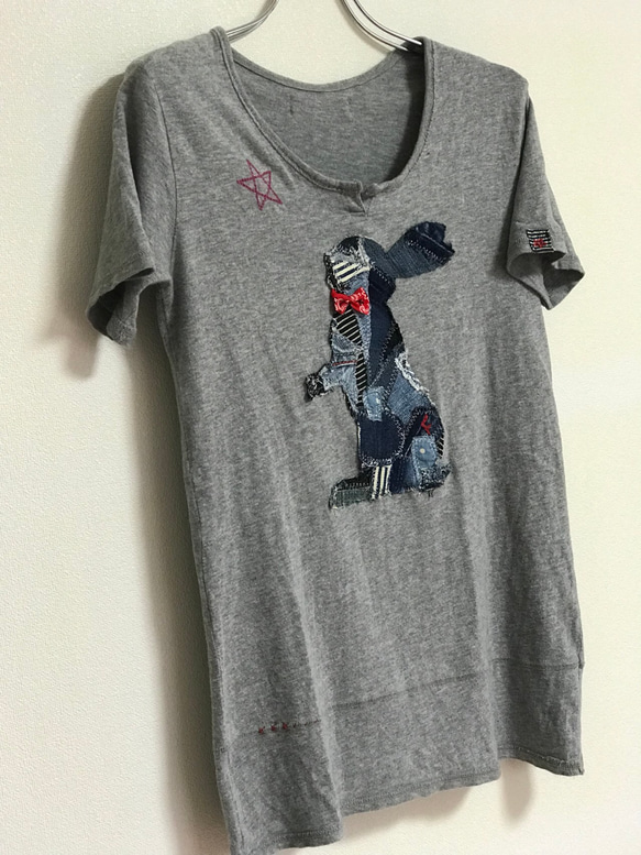 【送料無料】デニム リメイク ハンドメイド ママTシャツ サンプル×ウサギモチーフ 2枚目の画像