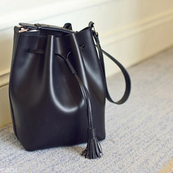 【送料無料】高級牛革 レザーショルダーバッグ Bucket Bag　BLACK 受注製作 2枚目の画像