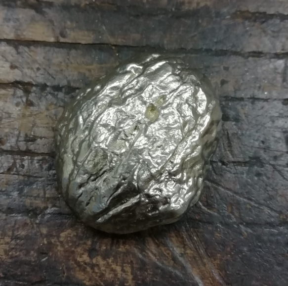 胡桃の錫製ペーパーウエイト 3枚目の画像