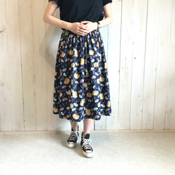 小花のコットンリネンのギャザースカート☆ネイビー【基本72㎝丈】 1枚目の画像