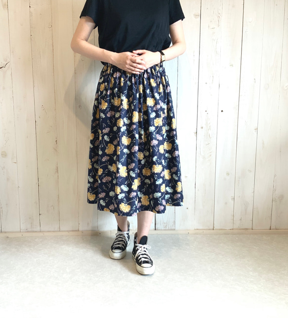小花のコットンリネンのギャザースカート☆ネイビー【基本72㎝丈】 1枚目の画像