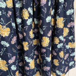 小花のコットンリネンのギャザースカート☆ネイビー【基本72㎝丈】 4枚目の画像