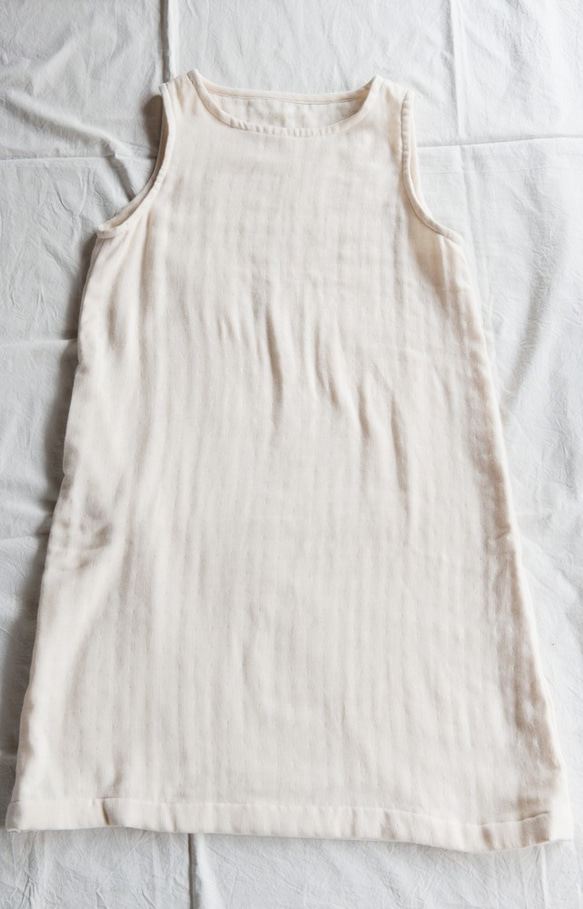 有機棉三層紗烏木色 A 字連衣裙 第6張的照片