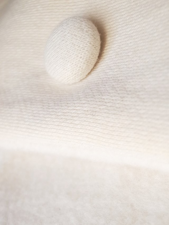 オーガニックコットン起毛布の、くるみボタンネックウォーマー　(ホワイト) 3枚目の画像