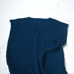 兩側有口袋的靛藍染色長袍連身裙 第6張的照片