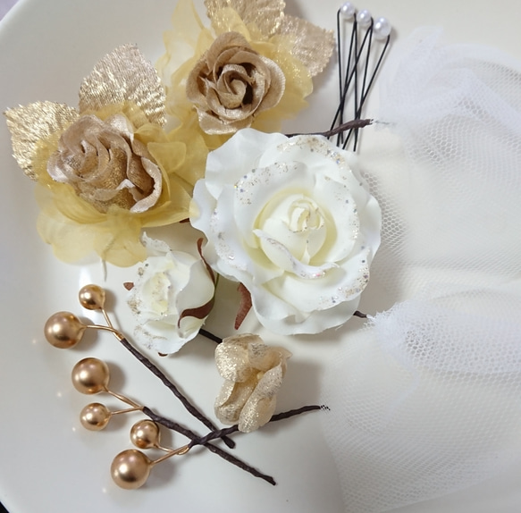 チュールの白金薔薇の髪飾り 3枚目の画像