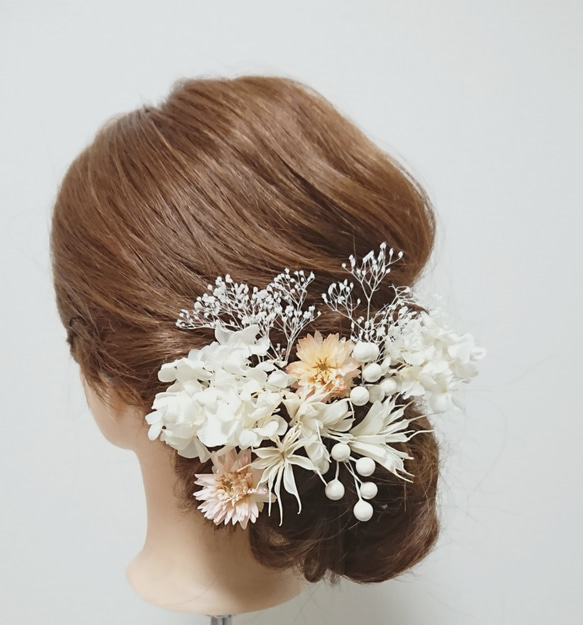 ◯2022年限定で2022円sale作品◯ 白いお花の髪飾り 2枚目の画像