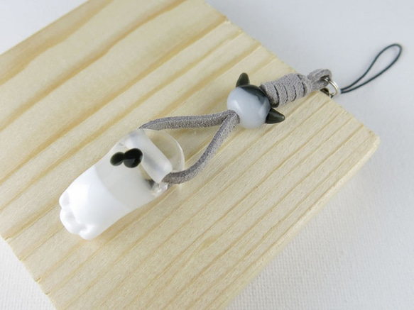 猫の手ストラップ（ブチ） 2枚目の画像