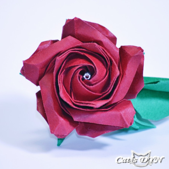 スワロフスキーを中心に薔薇のブローチ (折り紙の薔薇の花