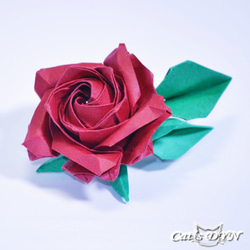 スワロフスキーを中心に薔薇のブローチ　(折り紙の薔薇の花) 2枚目の画像