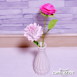 ホワイトのカーネーションと薔薇の花（折り紙の薔薇の花） 2枚目の画像