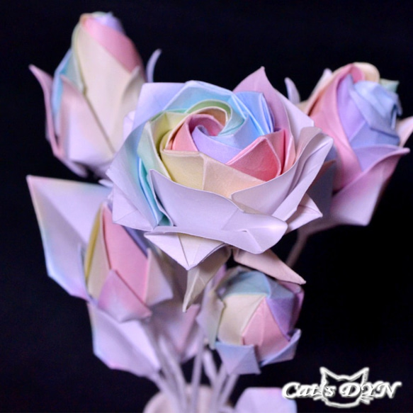 レインボーローズを蕾から開花まで　（折り紙の薔薇の花） 1枚目の画像
