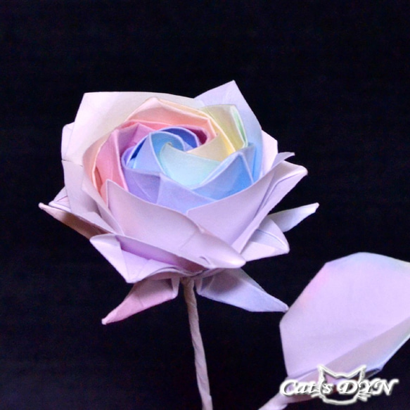 レインボーローズを蕾から開花まで　（折り紙の薔薇の花） 3枚目の画像