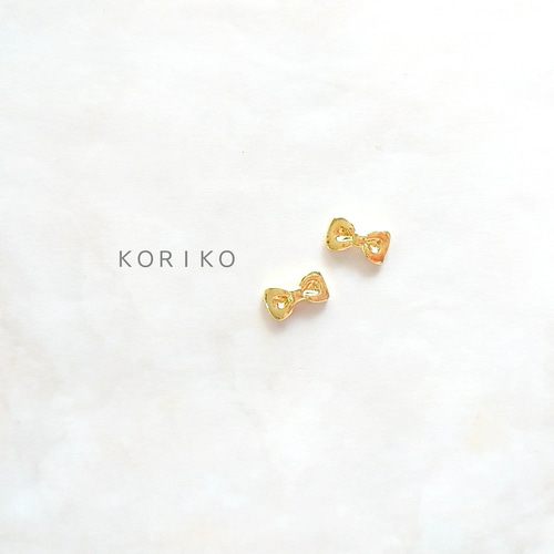 ゴールドりぼんデザインピアス/イヤリング＊リボン ピアス（スタッド 