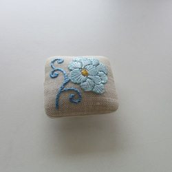 花　帯留め　水色　麻　日本刺繍 2枚目の画像