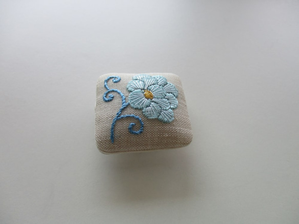 花　帯留め　水色　麻　日本刺繍 2枚目の画像