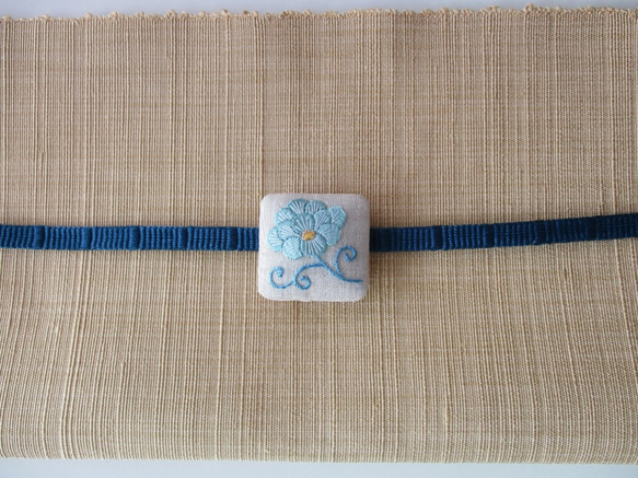 花　帯留め　水色　麻　日本刺繍 5枚目の画像