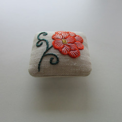 花　帯留め　オレンジ色　麻　日本刺繍 2枚目の画像