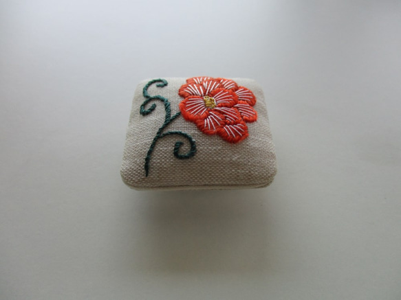 花　帯留め　オレンジ色　麻　日本刺繍 2枚目の画像