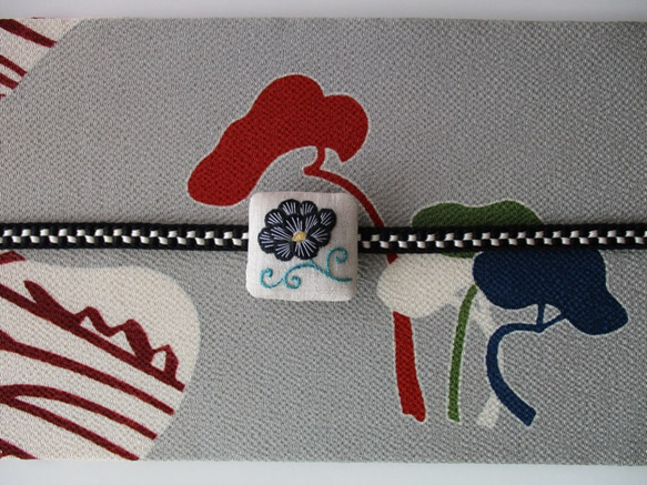 花　帯留め　黒色　麻　日本刺繍 4枚目の画像
