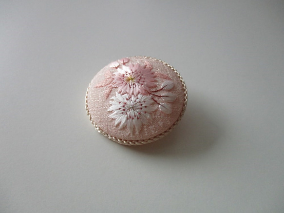 桜のブローチ　絹　日本刺繍 2枚目の画像