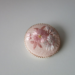 桜のブローチ　絹　日本刺繍 3枚目の画像