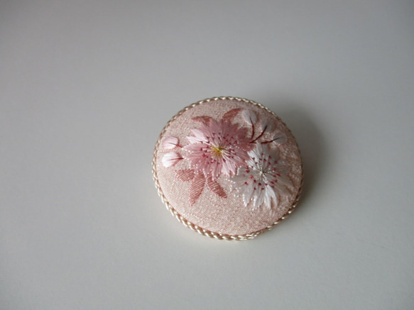 桜のブローチ　絹　日本刺繍 3枚目の画像