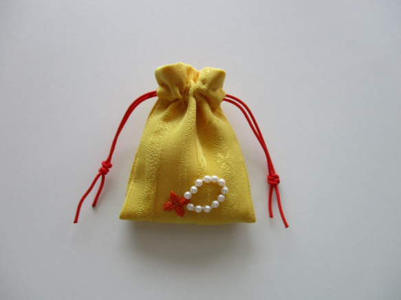 刺繍のアクセサリー入れ　黄色　ネックレス　絹　日本刺繍 1枚目の画像
