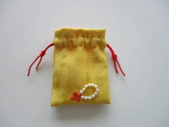 刺繍のアクセサリー入れ　黄色　ネックレス　絹　日本刺繍 2枚目の画像