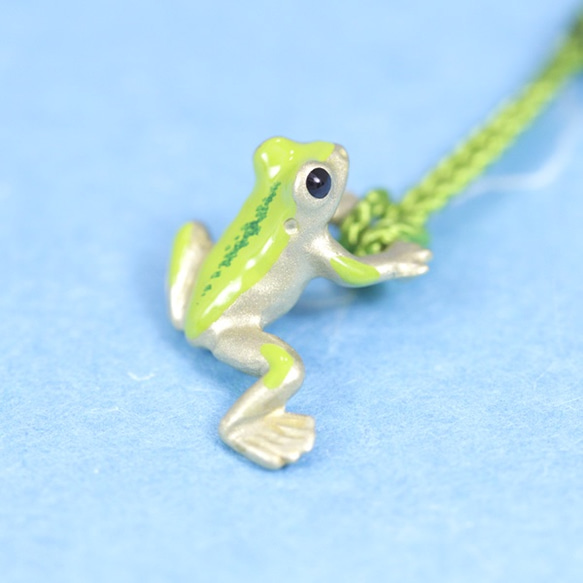 根付（黄銅）蛙 足伸 豆／かえる・カエル 和装小物（帯・半襟