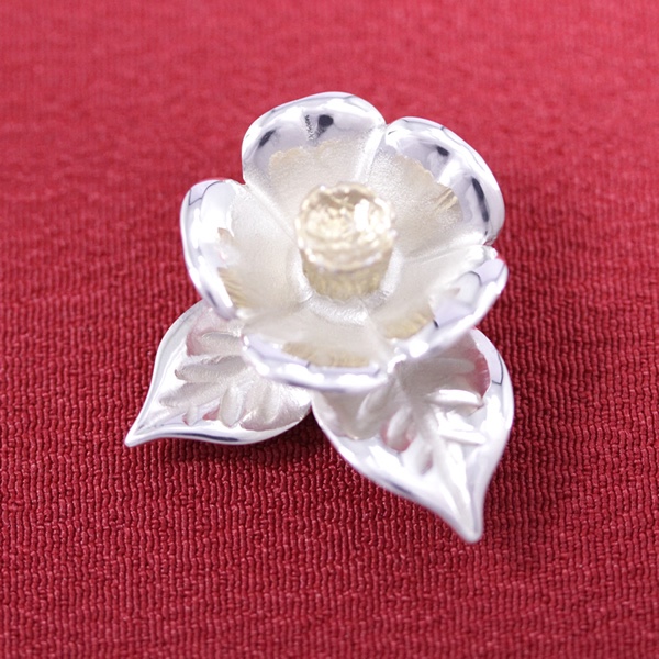 タックピン・ラベルピン・ブローチ　銀　椿／つばき