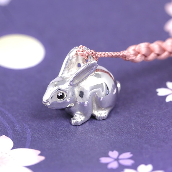 根付・帯飾り　銀製　兎　スワロ入／うさぎ・ウサギ 2枚目の画像