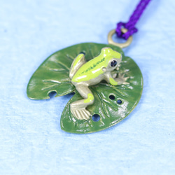 根付（黄銅製）ひつじ草に蛙 大／かえる・カエル 和装小物（帯・半襟