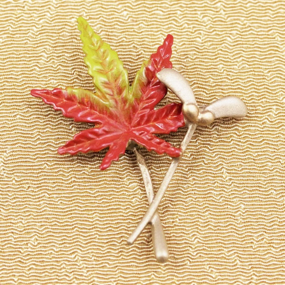 タックピン ・ラベルピン・ブローチ　黄銅　紅葉に実生／もみじ・モミジ　大 1枚目の画像