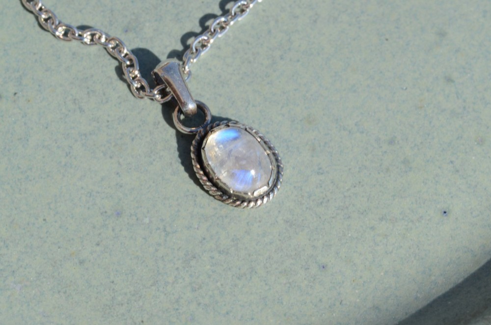 想いを秘めて〜レインボームーンストーン〜