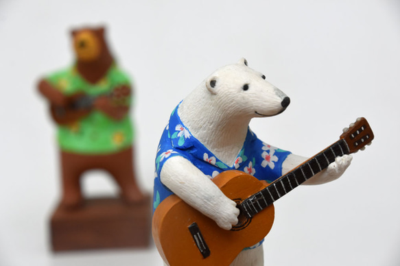 ハワイアン音楽の調べ／ギターを弾くシロクマさん 立体・オブジェ